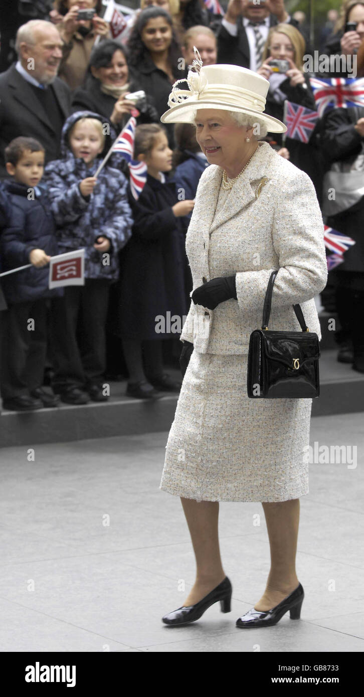 Queen Elizabeth II arrives at the London School of Economics and Political  Science (LSE) to open the eight-storey New Academic Building Stock Photo -  Alamy