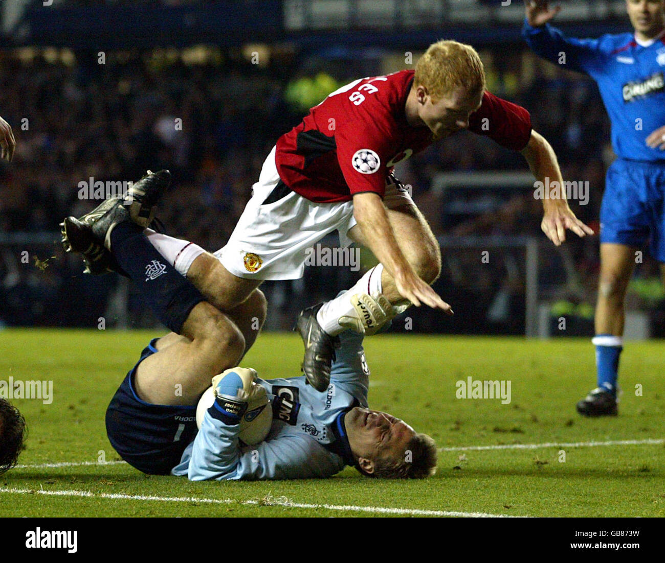 Soccer - UEFA Champions League - Group E - Rangers v Manchester United. Manchester United's Paul Scholes earns a yellow card for this challenge on Rangers' goalkeeper Stefan Klos Stock Photo