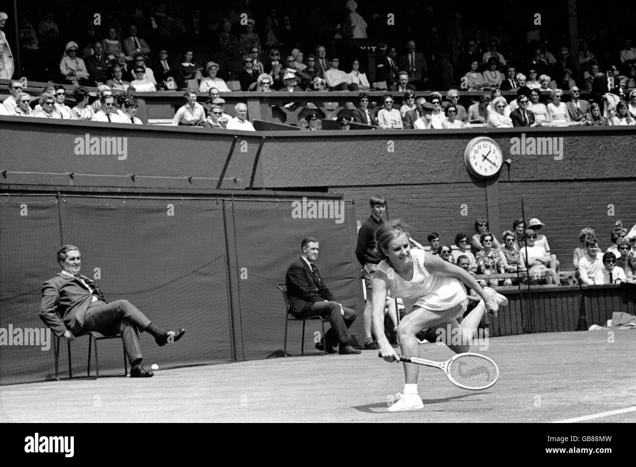 Tennis - Wimbledon Championships. HJ Amos returns from behind the baseline Stock Photo