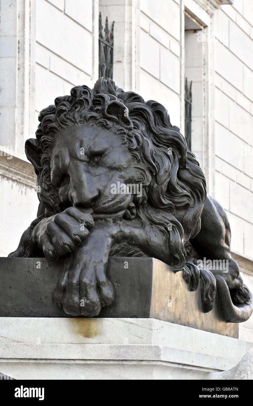 A beautiful lion statue outside an art building in Washington DC, USA Stock Photo