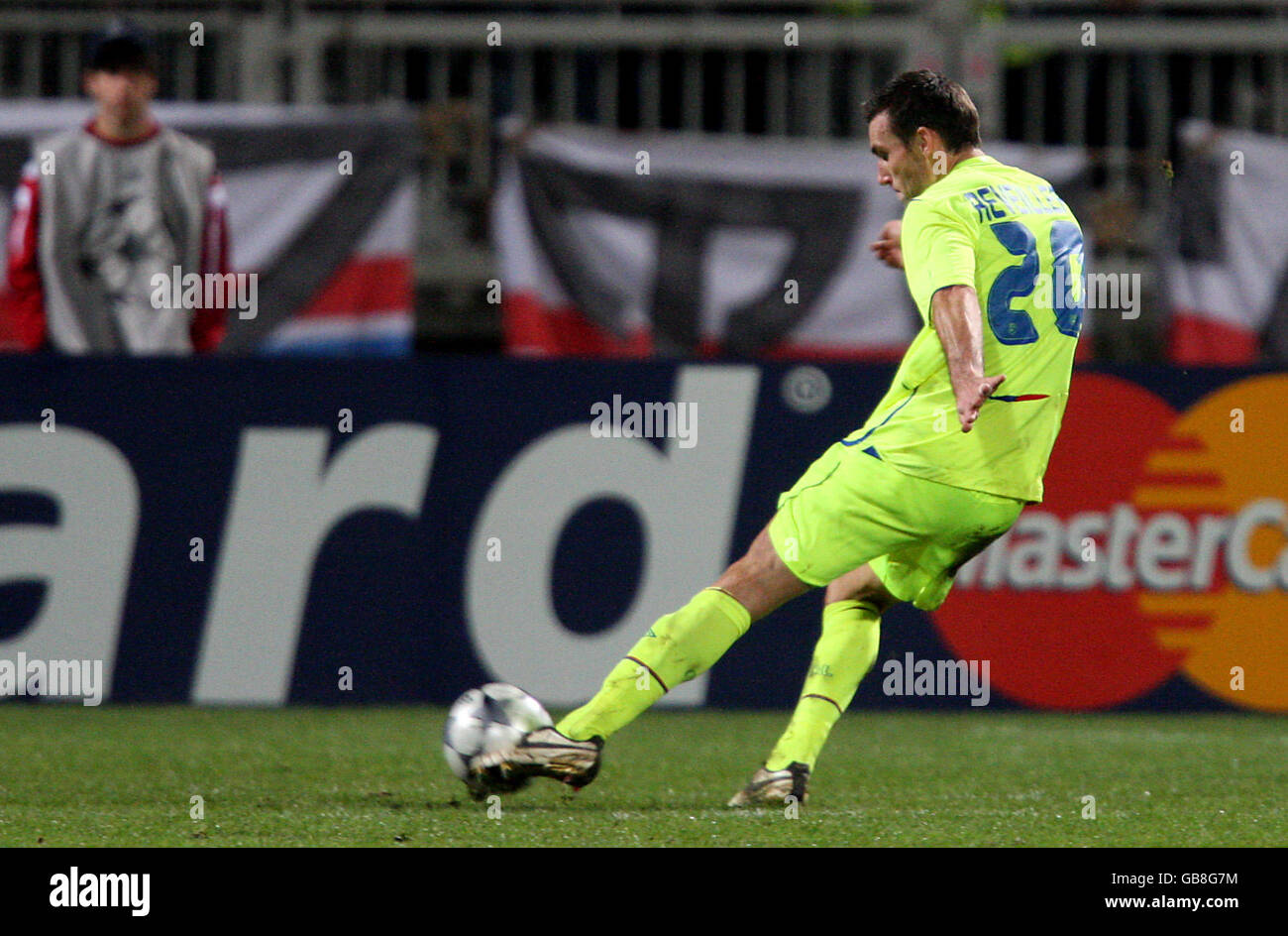 Soccer - UEFA Champions League - Group F - Olympique Lyonnais v Steaua  Bucuresti - Municipal Stade De Gerland Stock Photo - Alamy