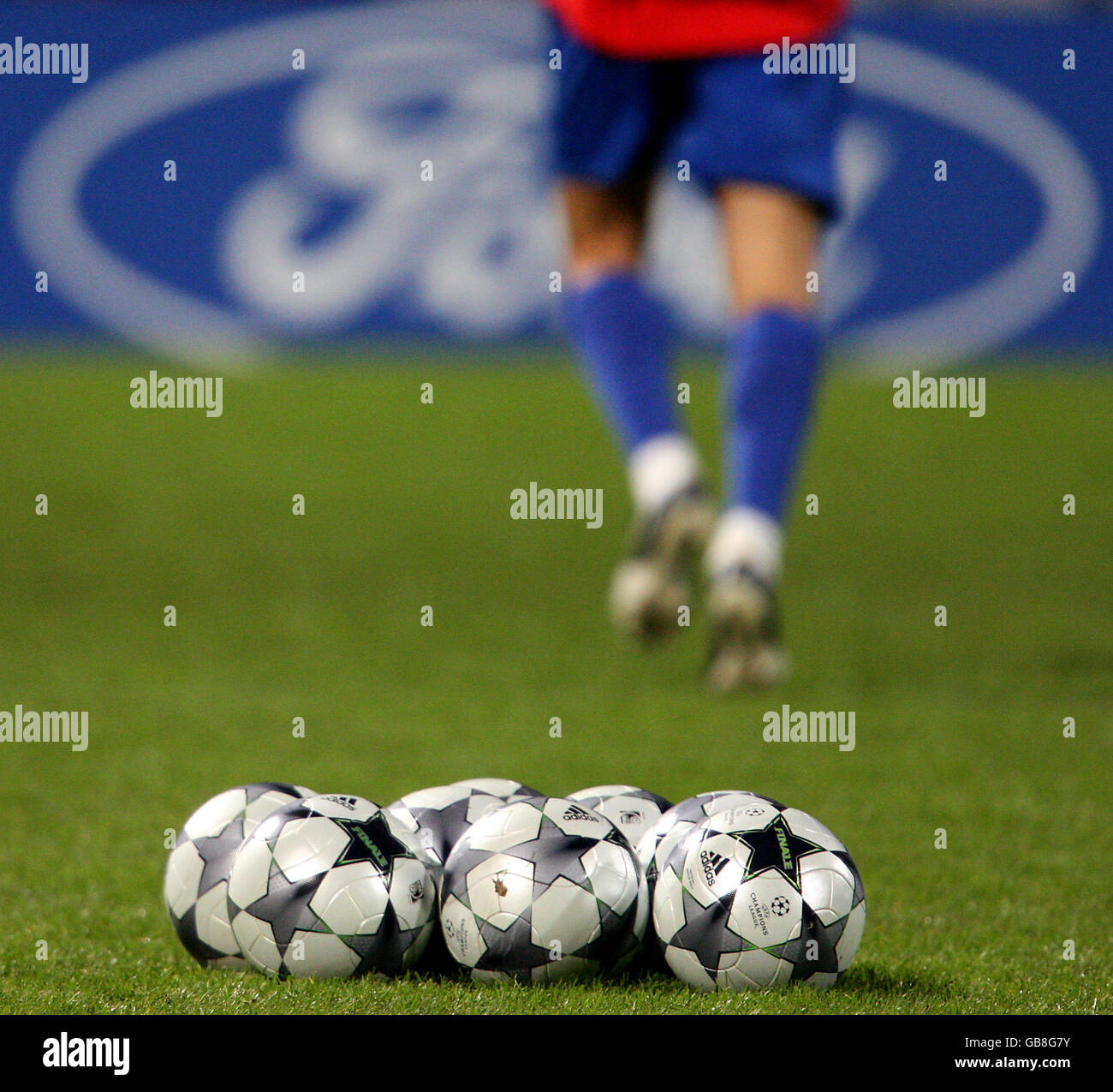 Soccer - UEFA Champions League - Group F - Olympique Lyonnais v Steaua  Bucuresti - Municipal Stade De Gerland Stock Photo - Alamy