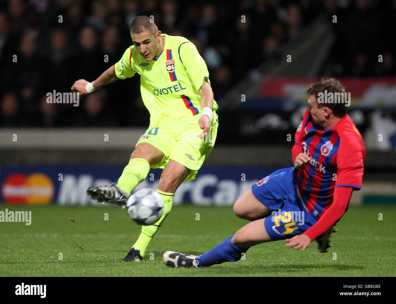 Olympique Lyonnais' Karim Benzema fires a shot past Steaua Bucuresti's  Sorin Ghionea Stock Photo - Alamy