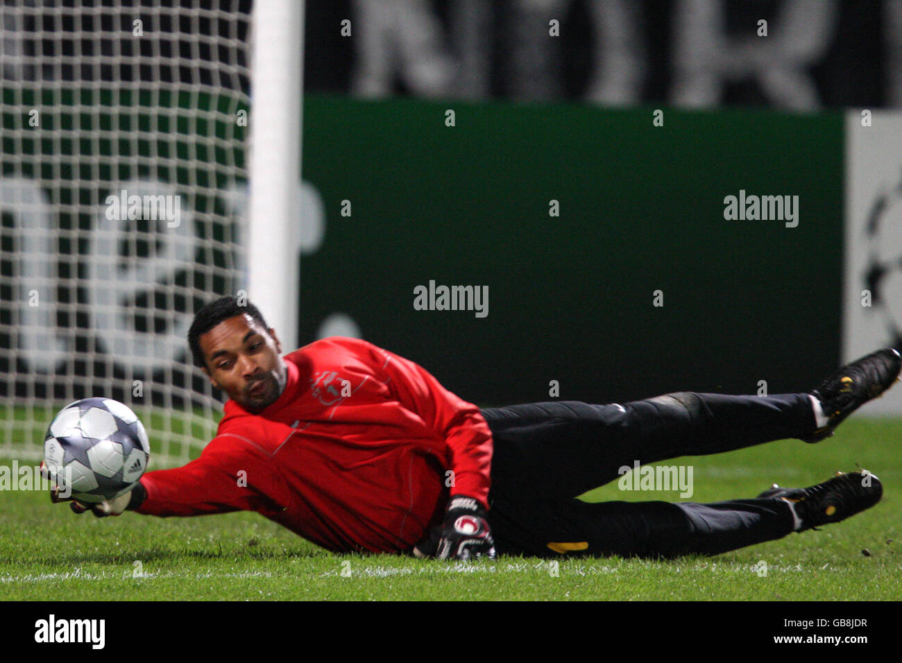 Soccer - UEFA Champions League - Group F - Olympique Lyonnais v Steaua  Bucuresti - Municipal Stade De Gerland Stock Photo - Alamy