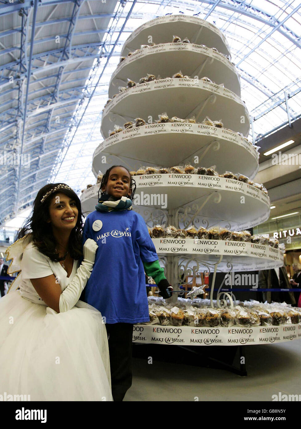 Worlds largest cupcake hires stock photography and images Alamy