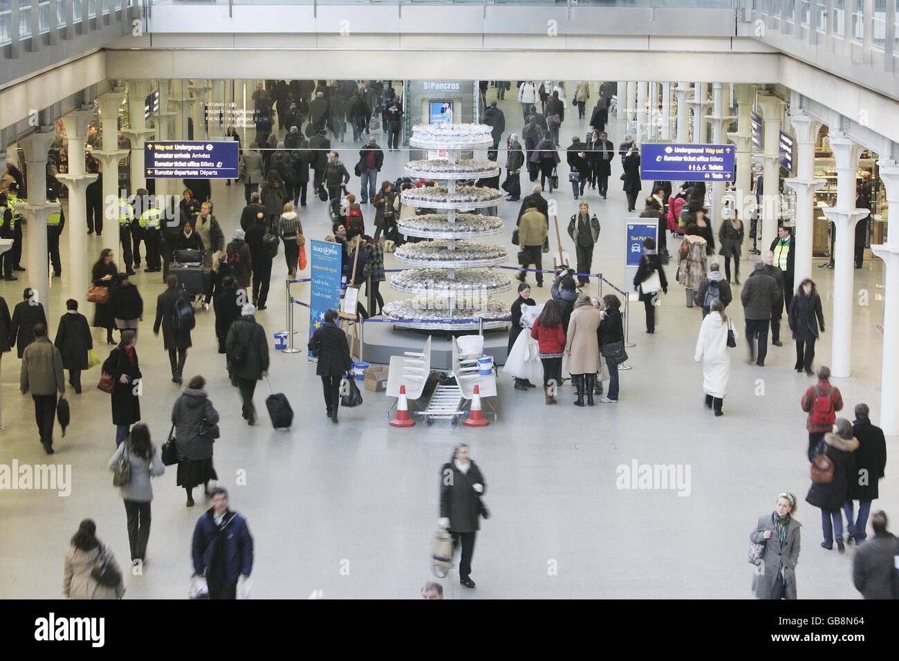 Worlds largest cupcake hires stock photography and images Alamy
