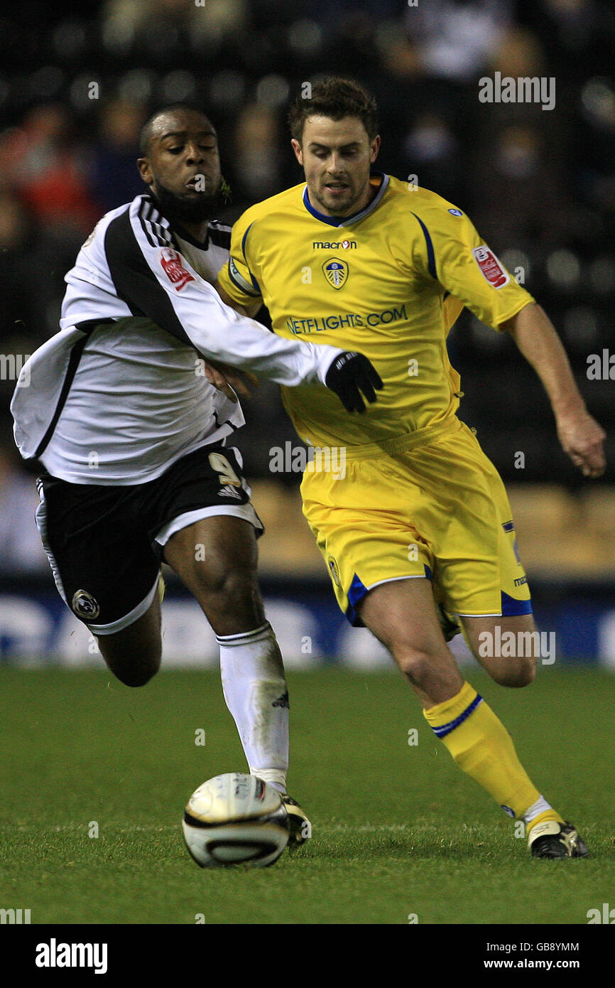 Derby County's Nathan Ellington and Leeds United's Ben Parker (right) battle for the ball Stock Photo