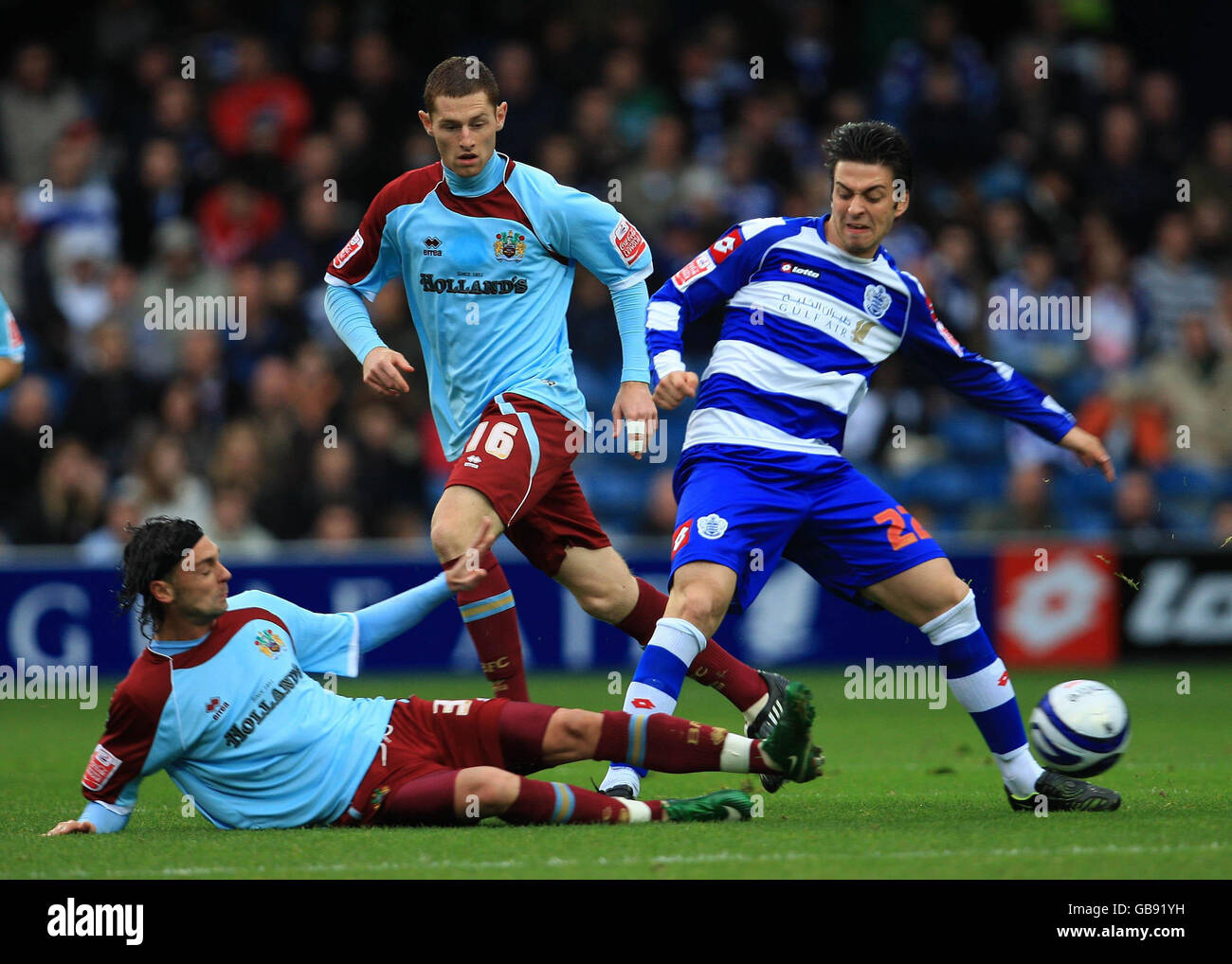 Queens Park Rangers' Samuel Di Carmine and Burnley's Chris Eagles battle for the ball during the Coca-Cola Football Championship match at Loftus Road, London. Stock Photo