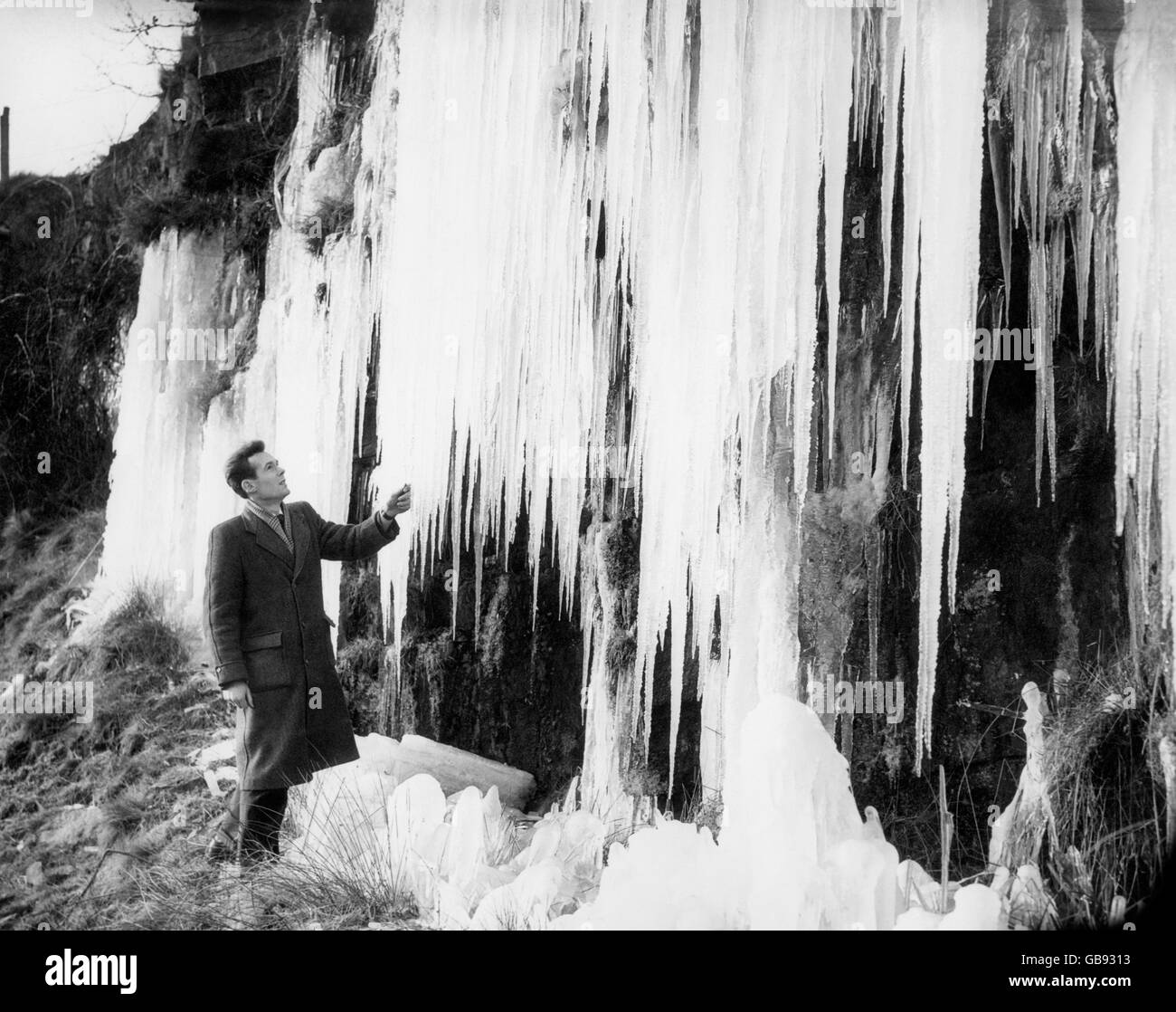 Britain's great freeze up has produced a spectacular curtain of icicles, 100 feet long, at Harwood, near Bolton, Lancashire. Stock Photo