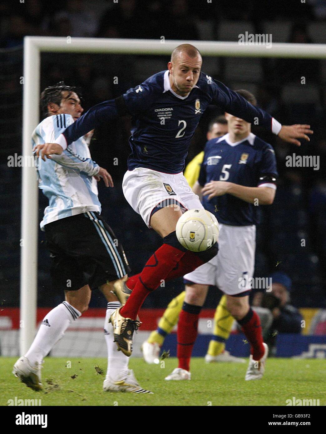 Scotland's Alan Hutton beats Argentina's Maximiliano Rodriguez (left) to the ball Stock Photo