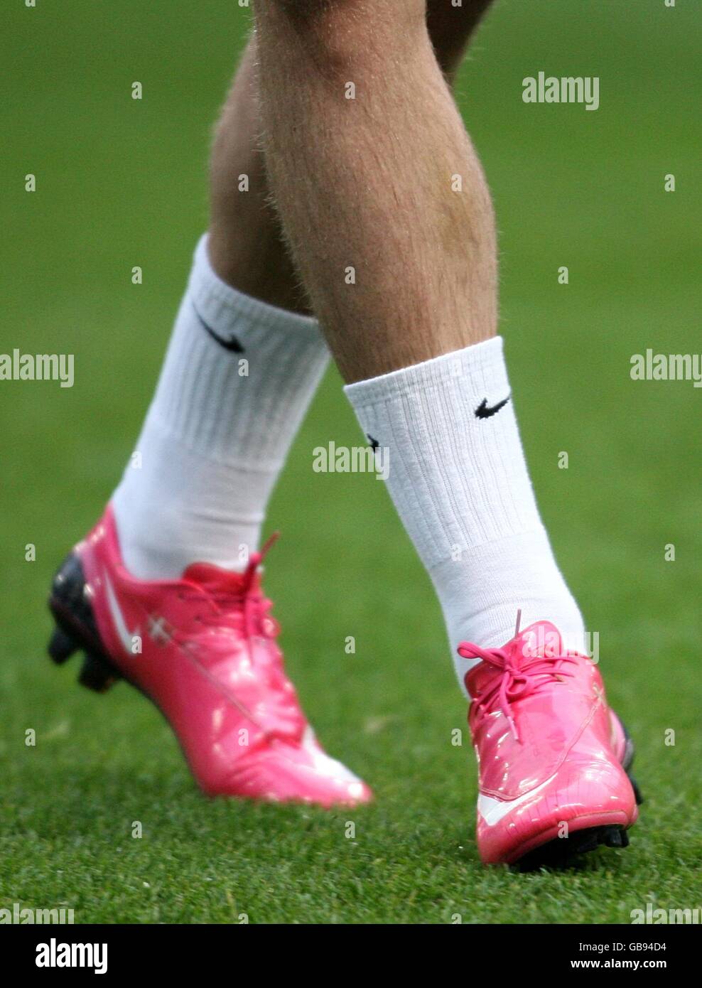 Arsenals nicklas bendtner wears pink boots hi-res stock photography and  images - Alamy