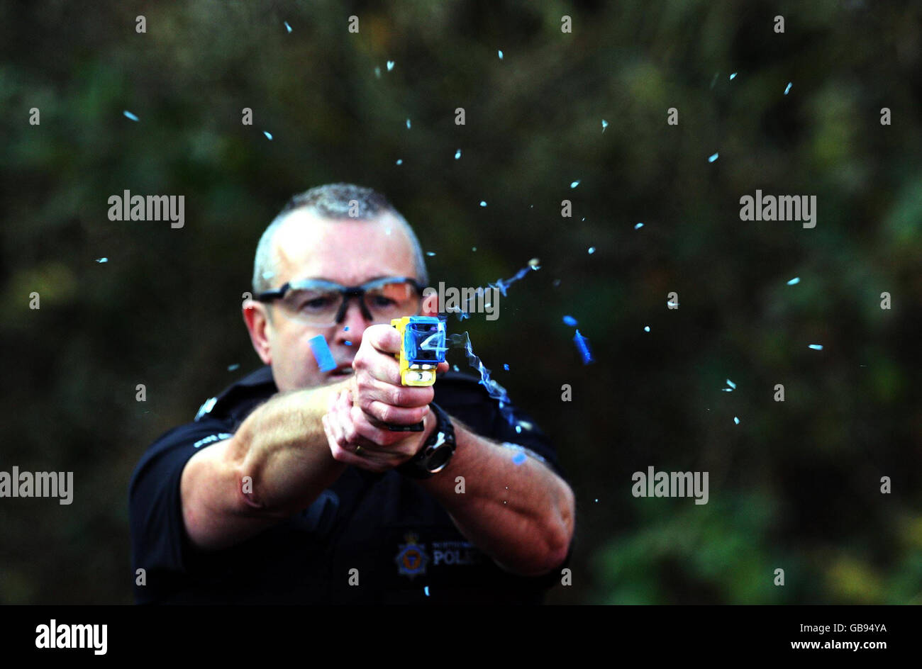 Photo de stock policier tazer stun gun isolé sur 30667057