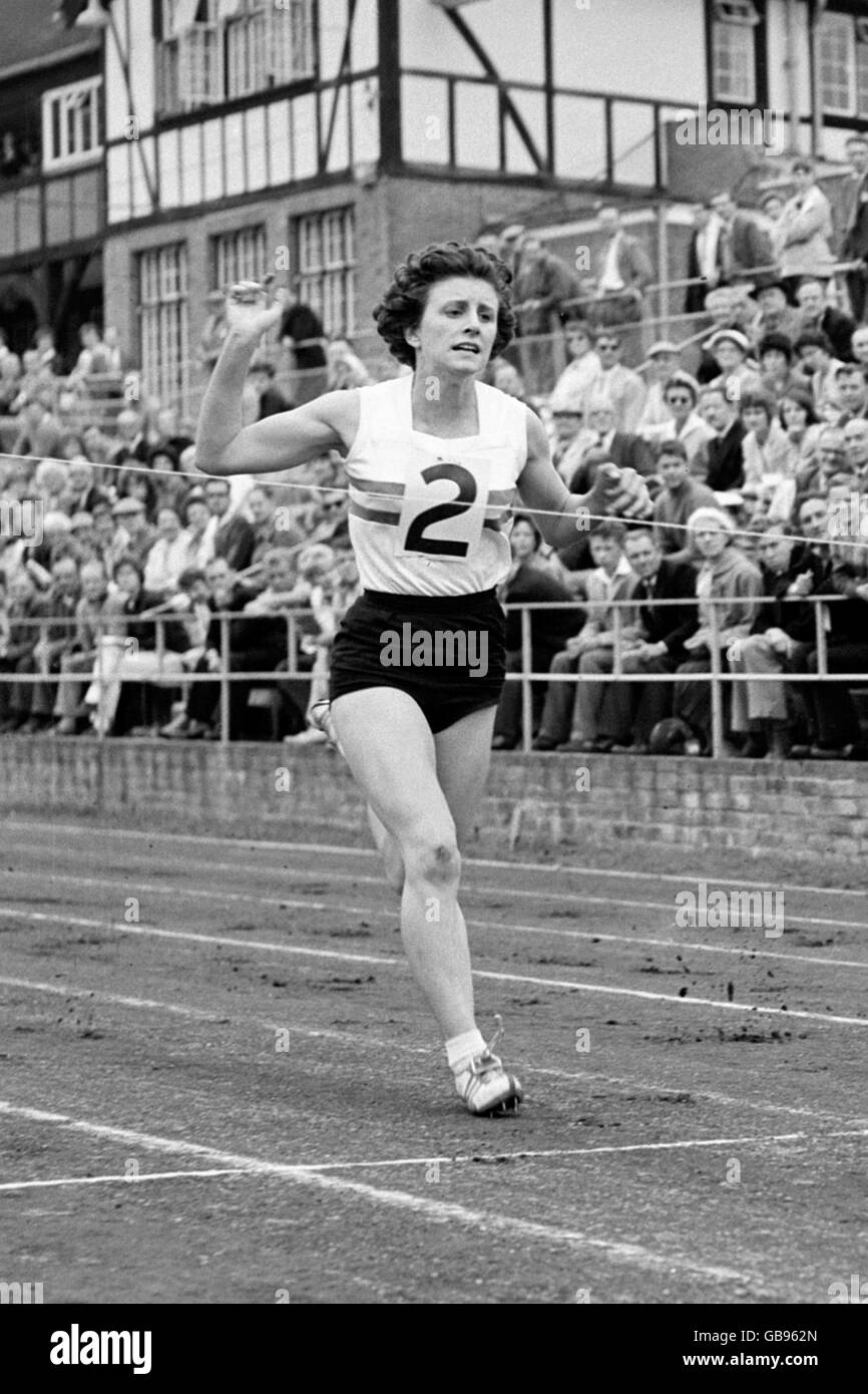 Athletics - Great Britain v Italy - Brighton Sports Arena. Great Britain's Dorothy Hyman in action in the women's 100m Stock Photo