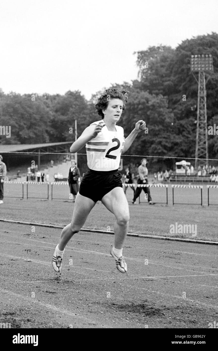 Athletics - Great Britain v Italy - Brighton Sports Arena. Great Britain's Dorothy Hyman wins the women's 200m Stock Photo