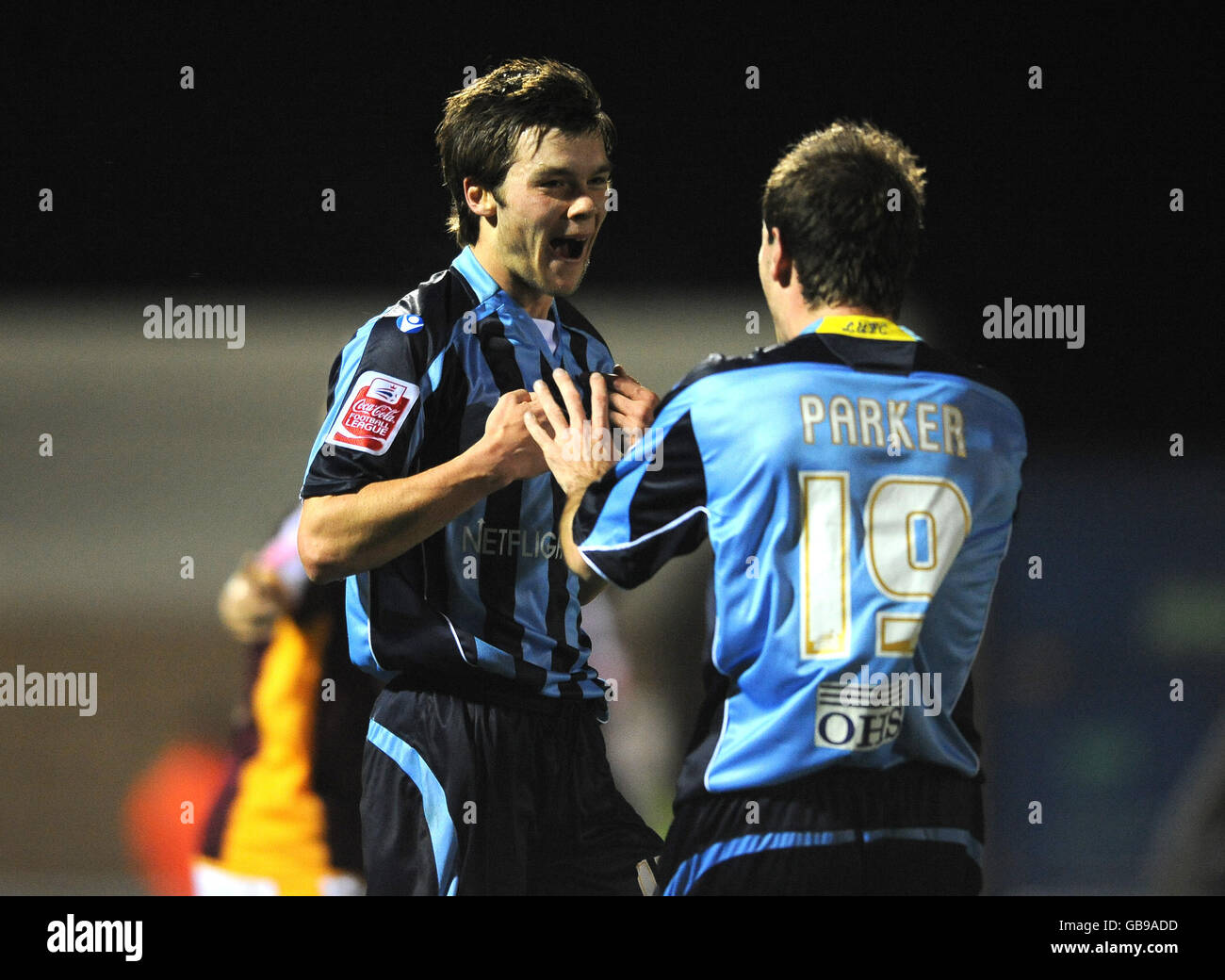 Soccer - FA Cup - First Round Replay - Northampton Town v Leeds United - Sixfields Stadium. Leeds United's Jonathan Howson celebrates with Ben Parker after scoring their second goal against Northampton Town Stock Photo