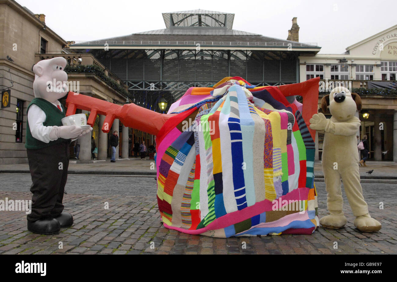Wallace and Gromit with the world's largest teacosy in London's Covent Garden Stock Photo Alamy