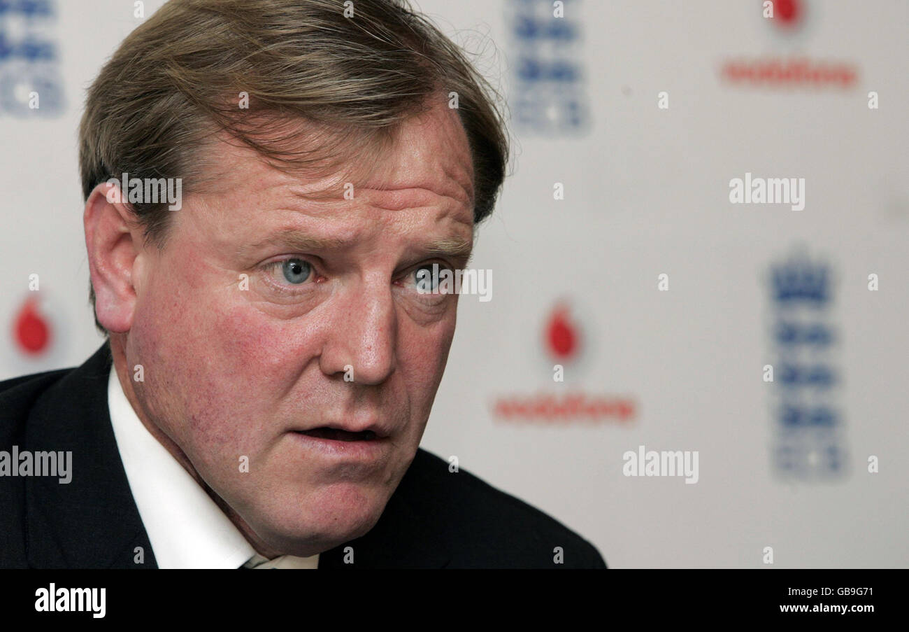 Cricket - England Press Conference - Hilton Hotel. ECB managing director Hugh Morris speaks to the media during a press conference at the Hilton, Heathrow Airport, London. Stock Photo
