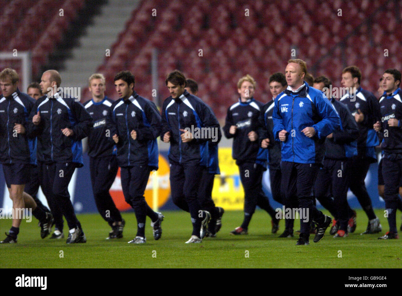 Soccer - UEFA Champions League - Group E - VFB Stuttgart v Rangers. Rangers' manager Alex McLeish keeps tabs on his players during training Stock Photo