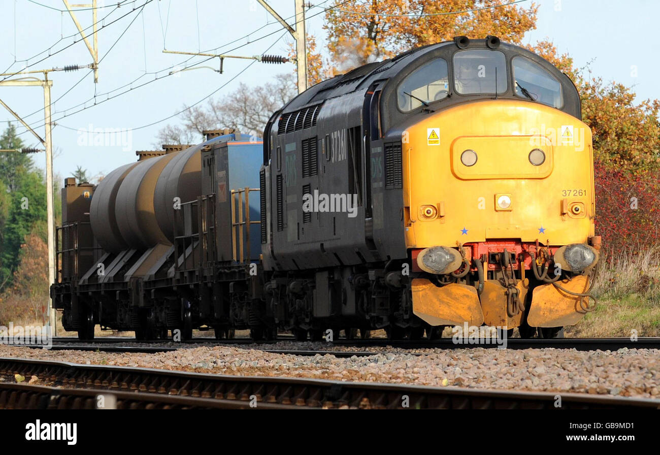 Transport Stock: Direct Rail Services (DRS) 37 series diesel locomotive 37261 'Caithness' travels through Ingatestone, Essex. Stock Photo