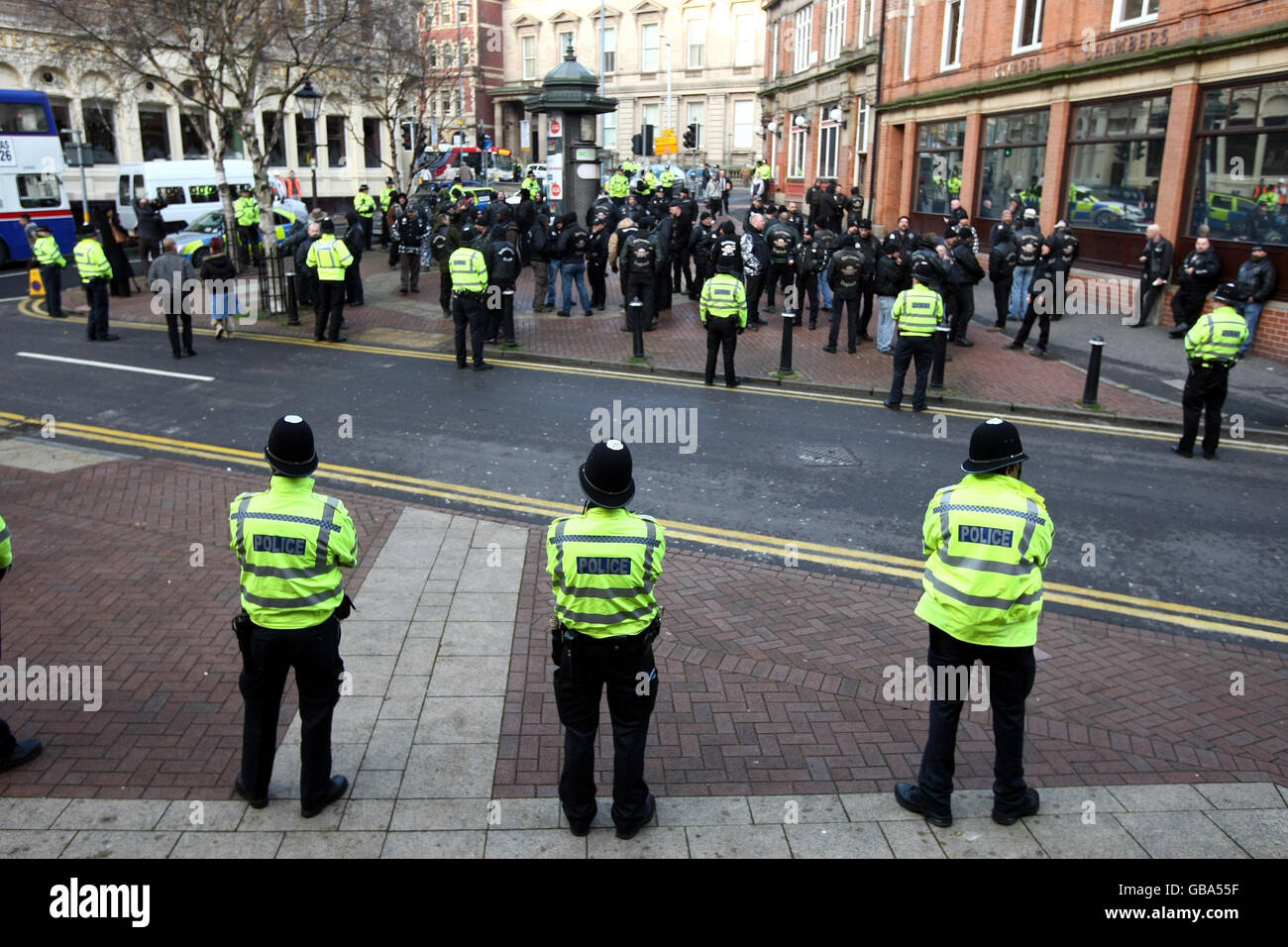 Biker murder trial. Police and supporters of the Outlaws gang outside Birmingham Crown Court for the Gerry Tobin murder trial. Stock Photo