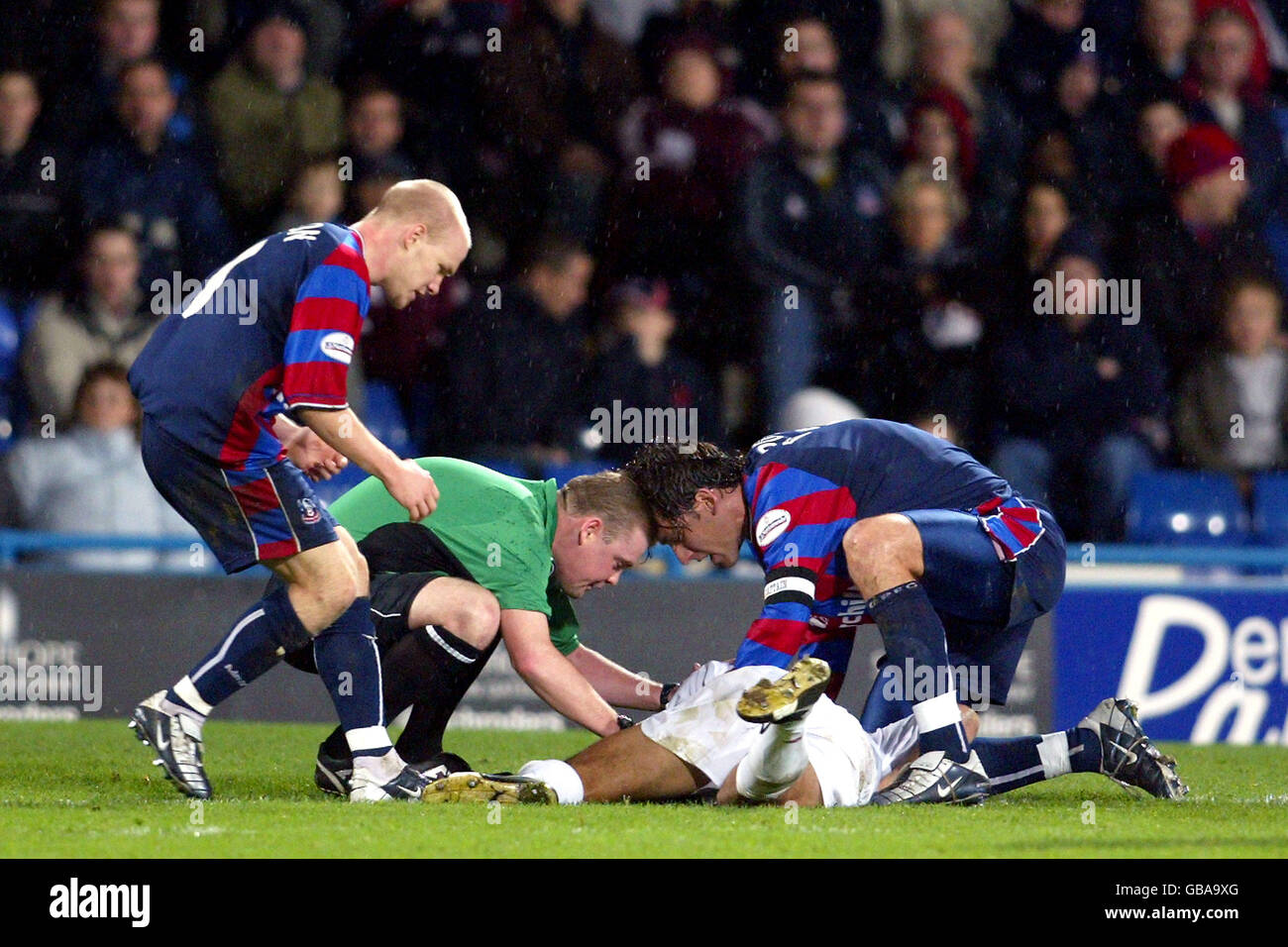 Referee Andy Hall (2nd l), Crystal Palace's Tony Popovic (r) and Andrew Johnson (l) check on the condition of Nottingham Forest's Des Walker (floor) after a nasty clash Stock Photo