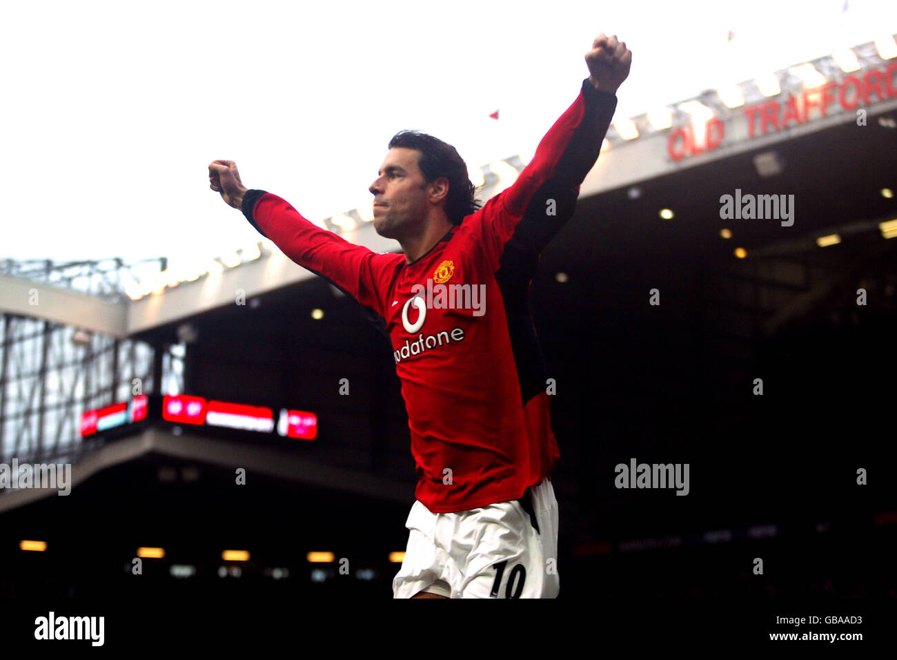 Manchester United's Ruud Van Nistelrooy celebrates his first of three goals  against Leicester City Stock Photo - Alamy