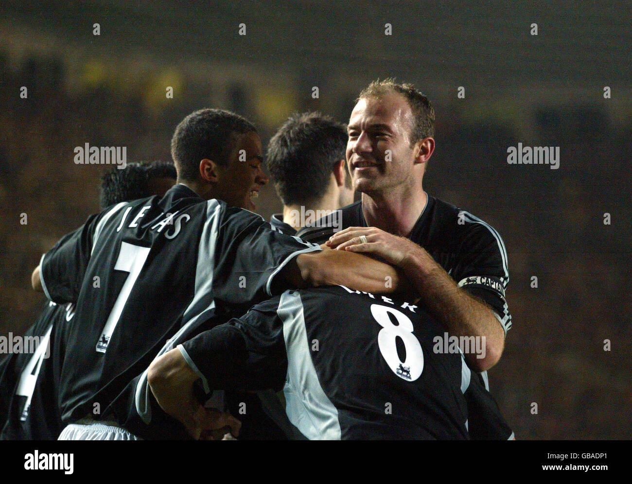 Soccer - AXA FA Cup - Third Round - Southampton v Newcastle United. Newcastle United's Kieron Dyer celebrates scoring the opening goal with Alan Shearer (r) and Jermain Jenas (l) Stock Photo