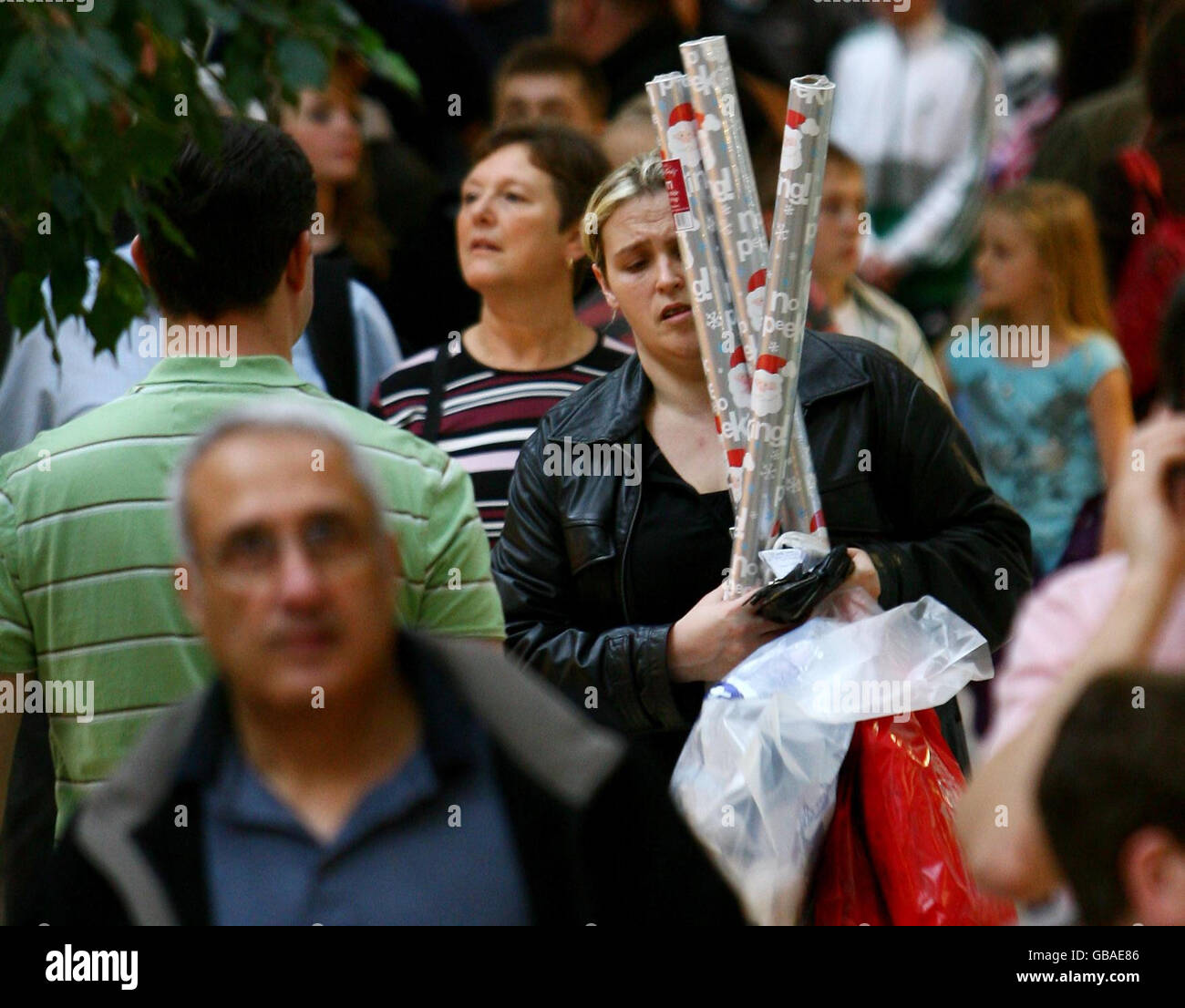 Shoppers in the Bluewater shopping centre in Greenhithe, Kent on the final Saturday before Christmas. Stock Photo