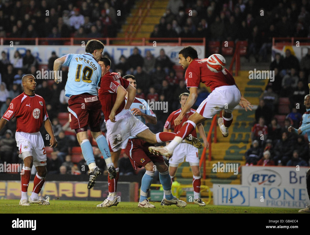 Football jump header goal hi-res stock photography and images - Alamy