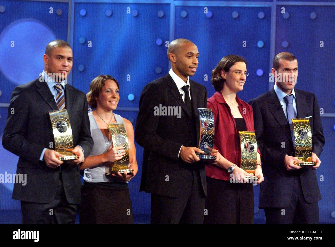 (L-R) Ronaldo, Hanna Ljungberg, Thierry Henry, Birgit Prinz and Zinedine Zidane with the awards at the FIFA World Player Of The Year Awards 2003 Stock Photo