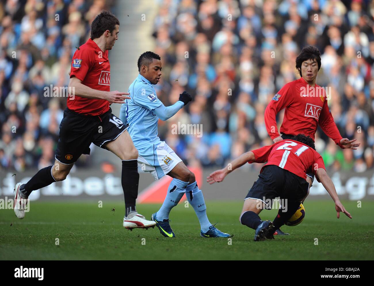 Manchester City's De Souza Robinho (centre) battles Manchester United's