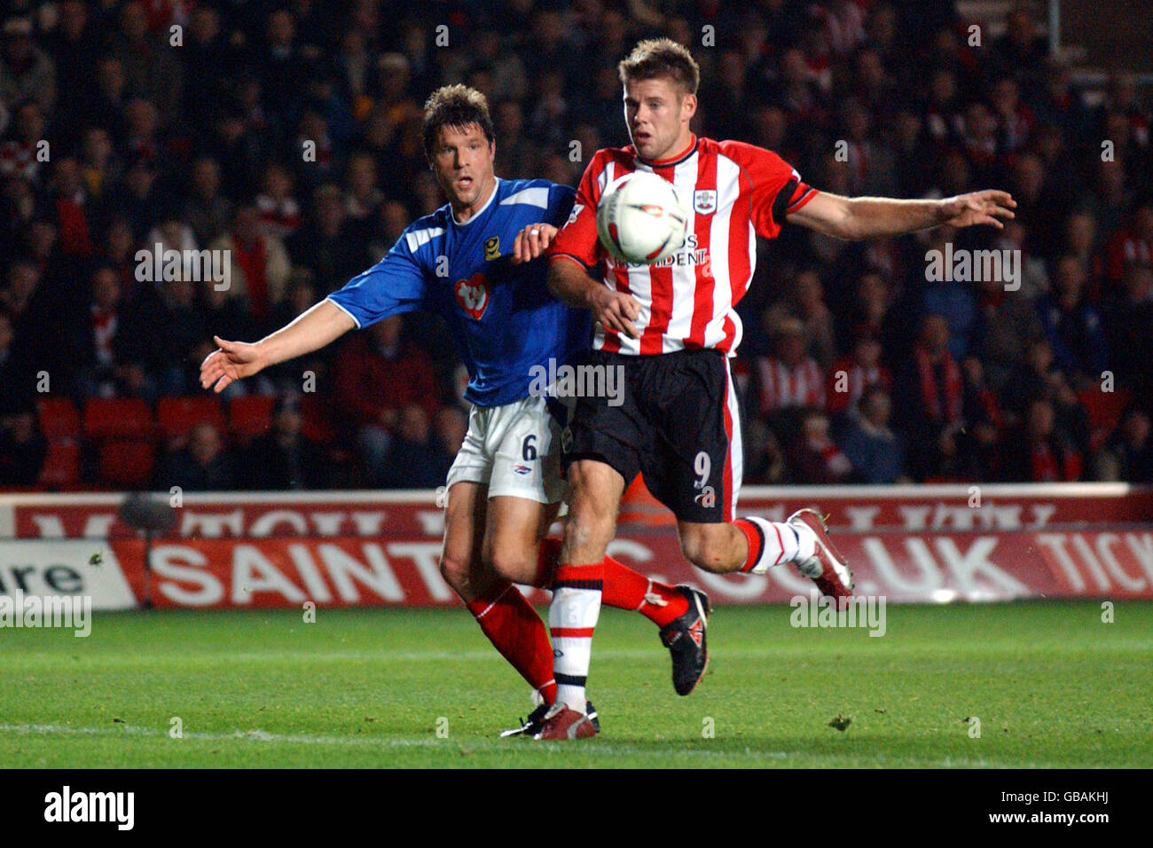 Soccer - Carling Cup - Fourth Round - Southampton v Portsmouth. Southampton's James Beattie and Portsmouth's Arjan De Zeeuw Stock Photo