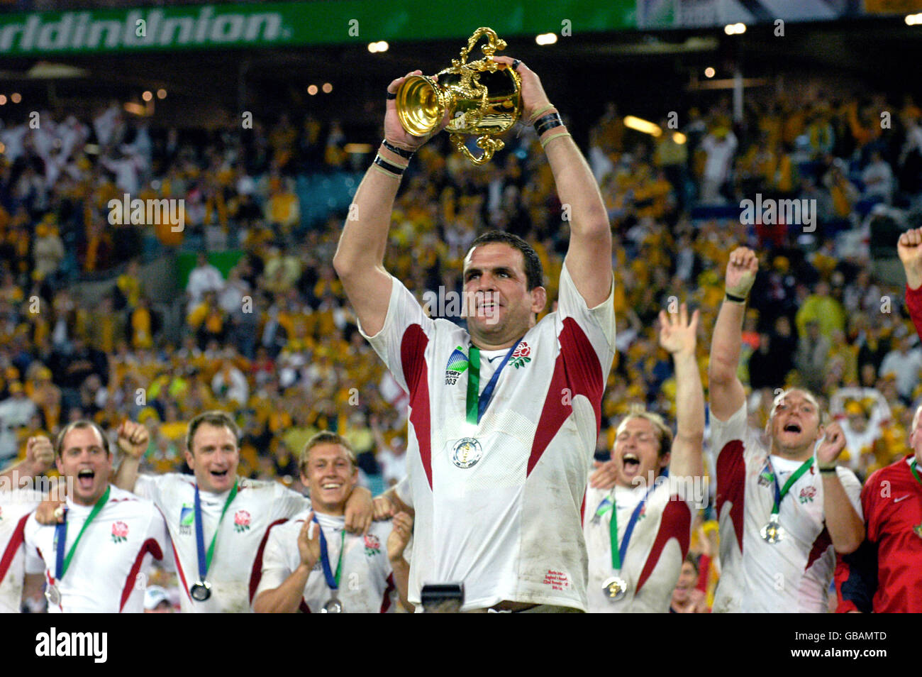 Rugby Union - World Cup 2003 - Final - England v Australia. England captain  Martin Johnson celebrates with the World Cup Webb Ellis trophy much to the  delight of his players Stock Photo - Alamy