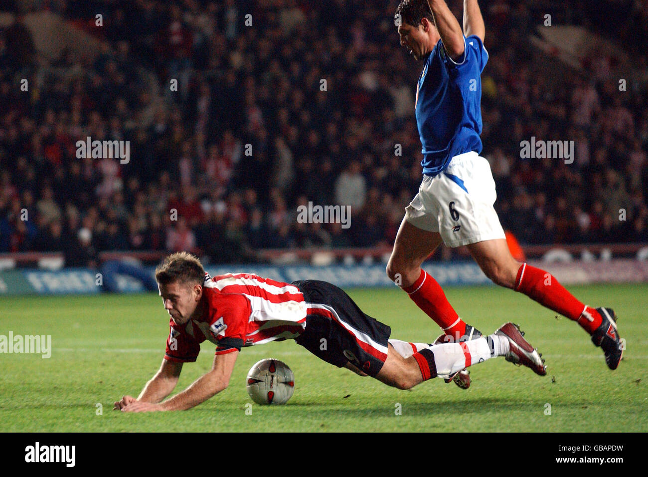 Soccer - Carling Cup - Fourth Round - Southampton v Portsmouth. Portsmouth's Arjan de Zeeuw (r) fouls Southampton's James Beattie (l) resulting in a penalty and a red card Stock Photo