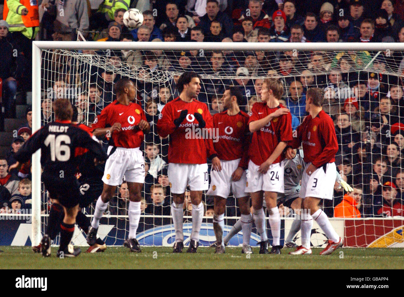 VFB Stuttgart's Horst Heldt combines with teammate Kevin Kuranyi (hidden) to take a free kick past Manchester United's dumbstruck defensive wall of (l-r) Quinton Fortune, Ruud van Nistelrooy, Ryan Giggs, Darren Fletcher and Phil Neville Stock Photo