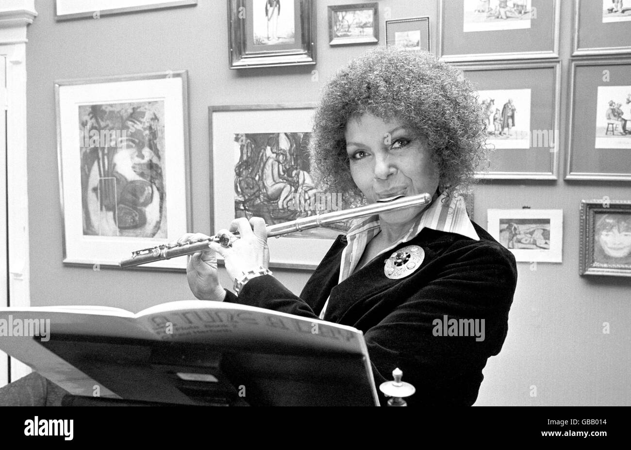 Music - Cleo Laine - 1978. British singer Cleo Laine in an instrumental mood at her home in Wavendon. Stock Photo