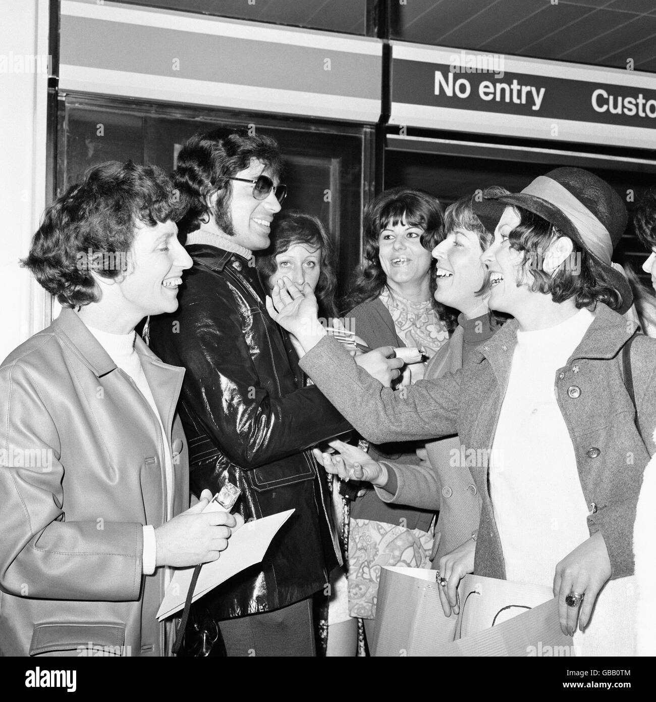 Music - Engelbert Humperdinck - Heathrow Airport - London - 1970 Stock Photo