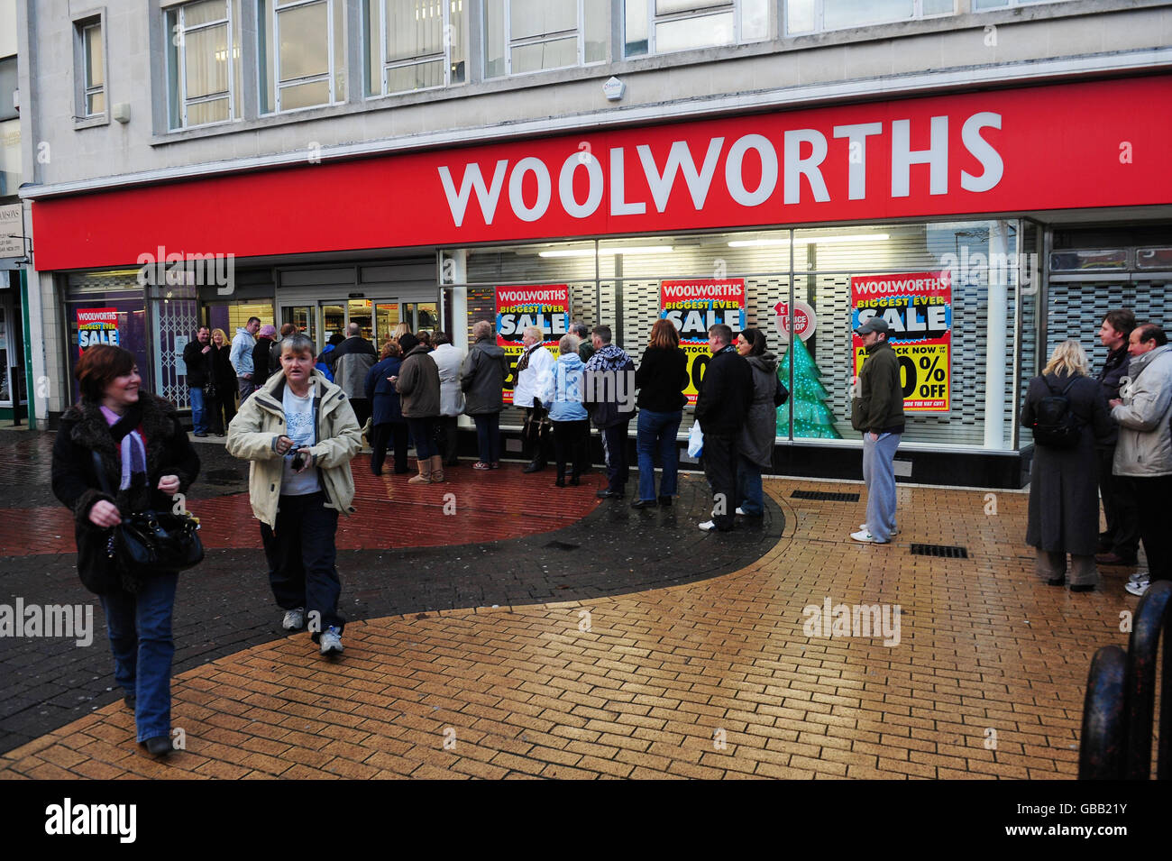 Customers queue at Woolworths in Whitley Bay, near Newcastle, to take advantage of hefty price cuts, as the company struggles to find a buyer for its chain of stores. Stock Photo