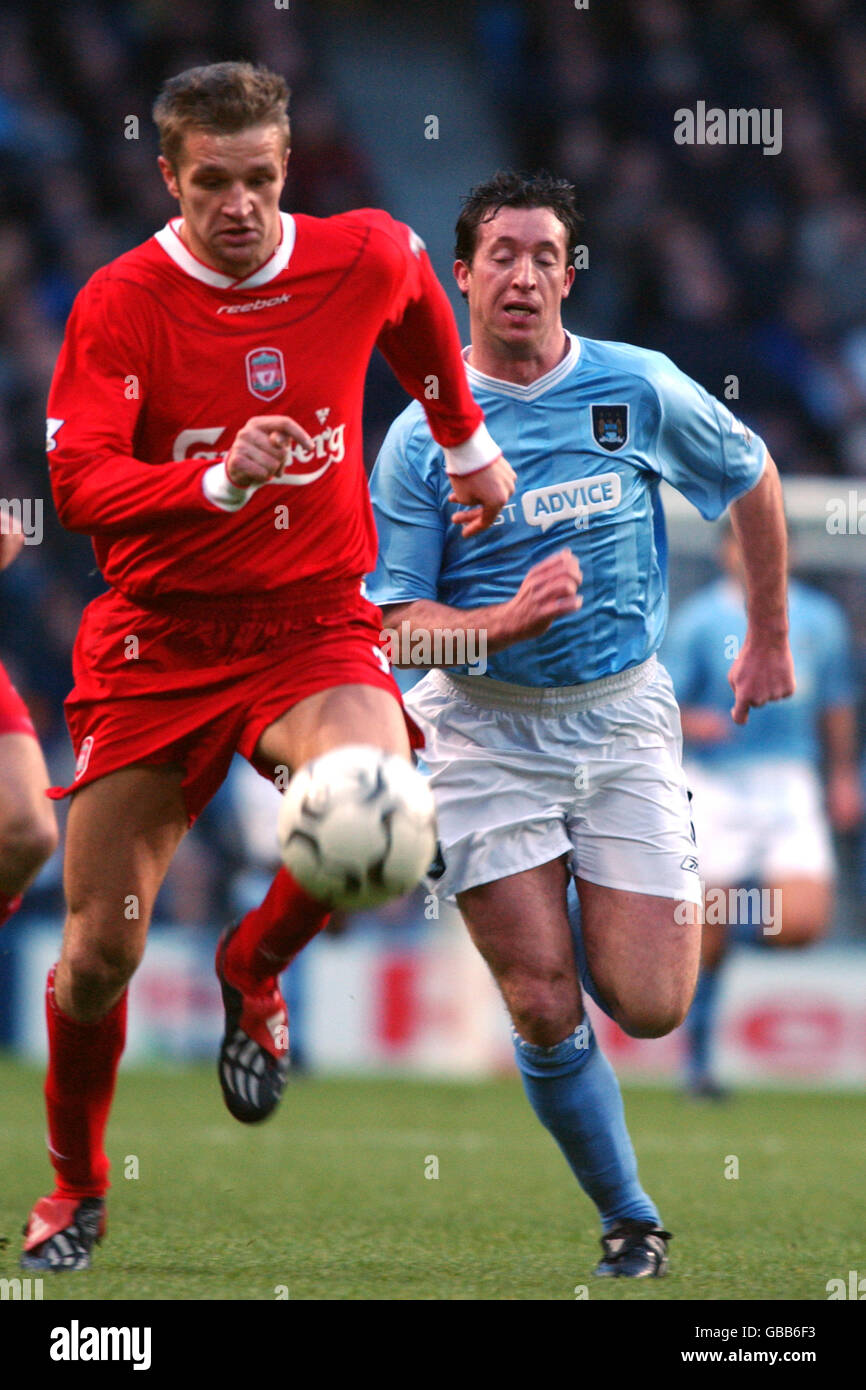 Soccer - FA Barclaycard Premiership - Manchester City v Liverpool. Liverpool's Igor Biscan and Manchester City's Robbie Fowler (r) battle for the ball Stock Photo