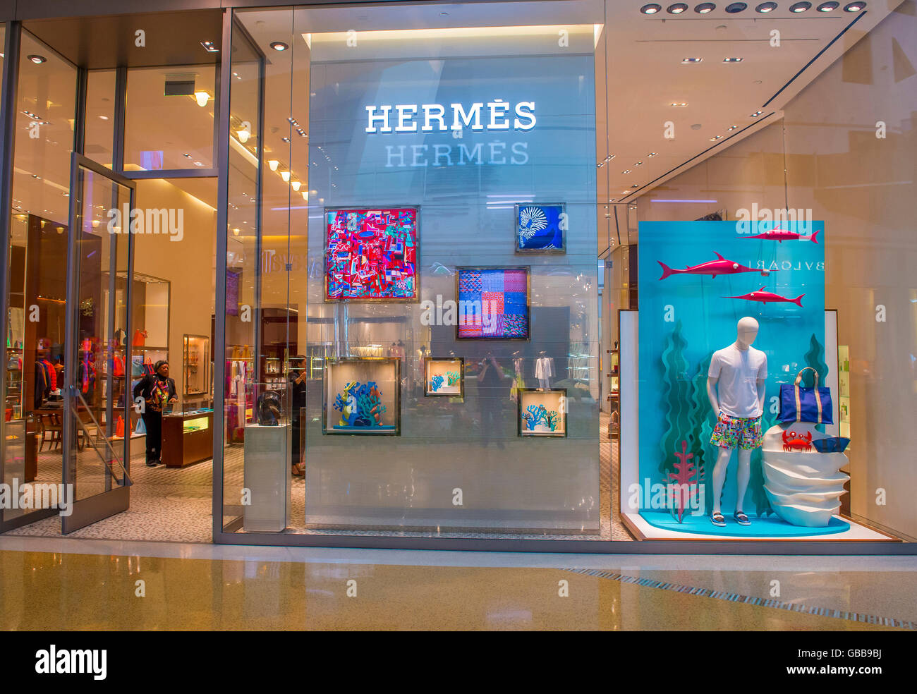 Hermes store in Munich airport – Stock Editorial Photo © toucanet