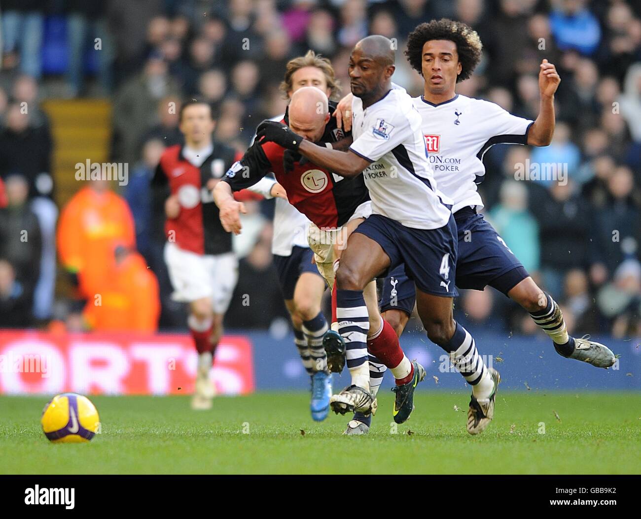 Soccer - Barclays Premier League - Tottenham Hotspur v Fulham - White Hart Lane. Tottenham Hotspur's Didier Zokora and Fulham's Andrew Johnson (l) battle for the ball Stock Photo