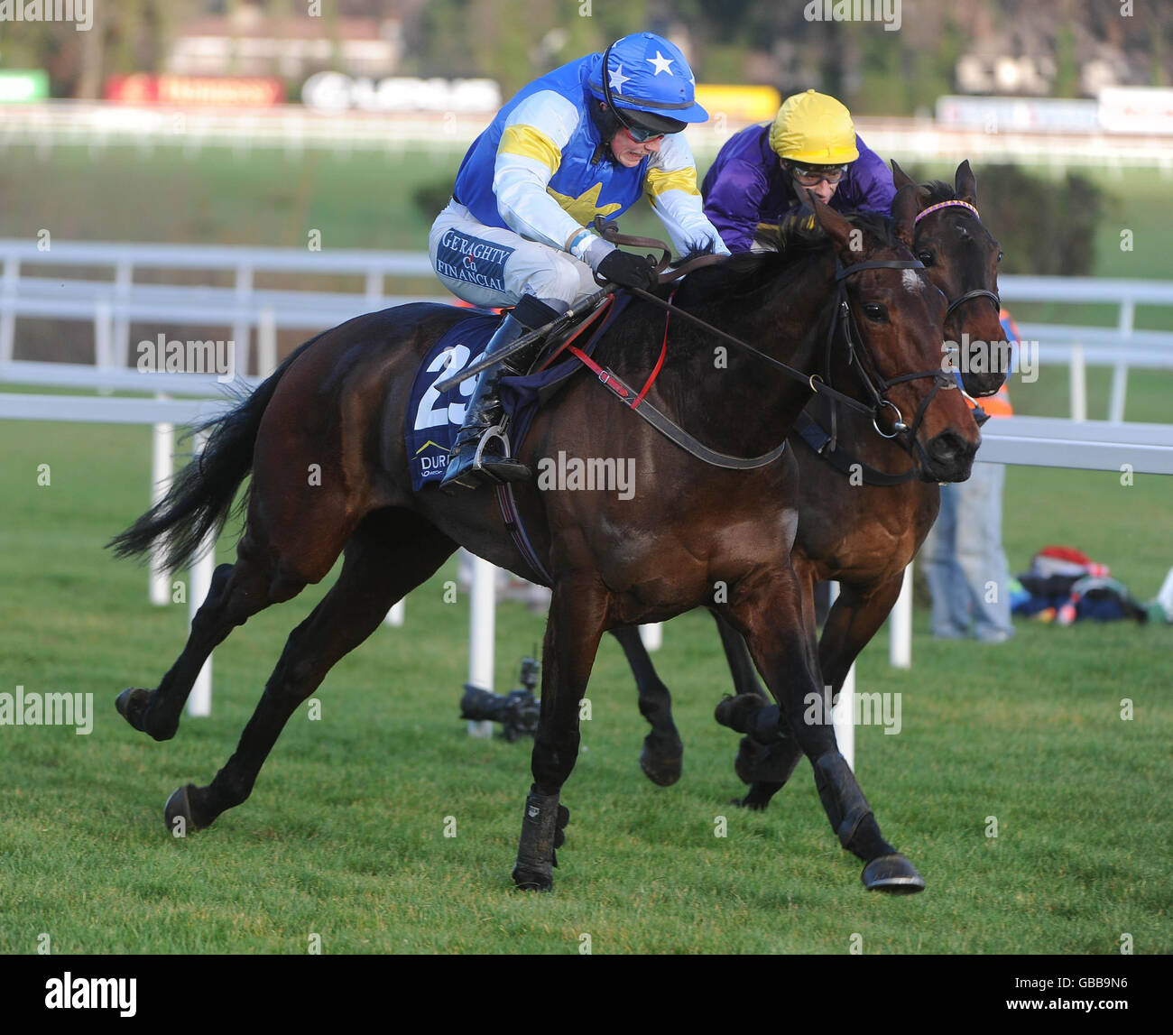 Voler La Vedette with jockey Matt O'Connor up, races towards the finish after clearing the last on their way to winning the Durkan New Homes 4-y-o Maiden Hurdle during Stephens Day and Durkan Day at Leopardstown Racecourse, Ireland. Stock Photo