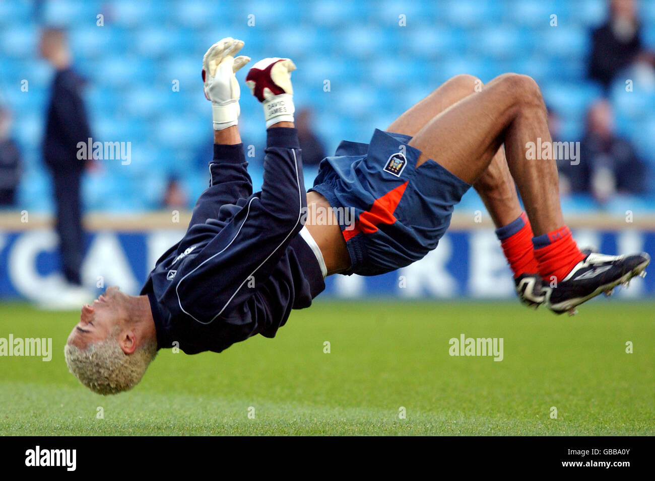 Manchester City's new signing, goalkeeper David James warming up before the game Stock Photo