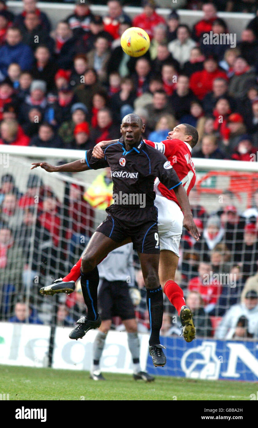 (L-R) Reading's Shaun Goater and Nottingham Forest's Des Walker battle for the ball Stock Photo