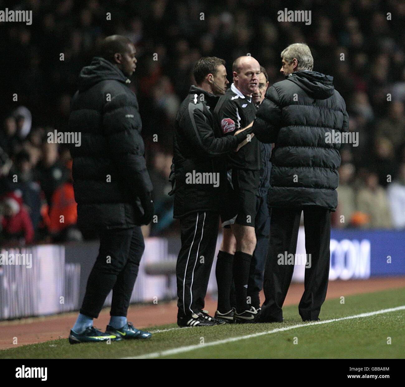 Match referee Lee Mason and the fourth official talkt to Arsenal manager  Arsene Wenger after he and Aston Villa manager Martin O'Neill have a  disagreement on the touchline Stock Photo - Alamy