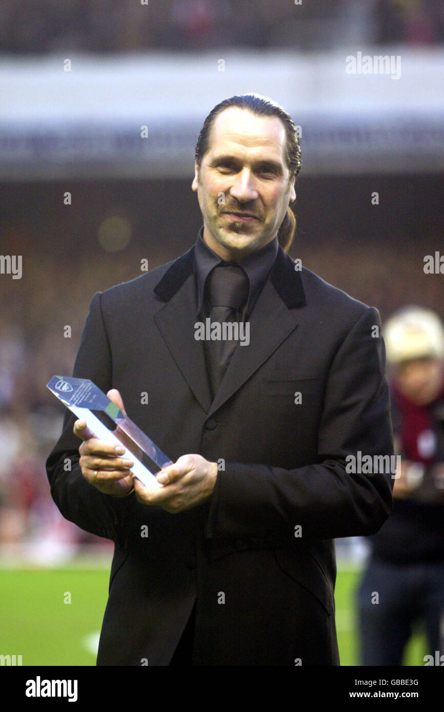 Soccer - FA Barclaycard Premiership - Arsenal v Manchester City. Ex Arsenal and Manchester City goalkeeper David Seaman is acknowledged for his services over the years Stock Photo