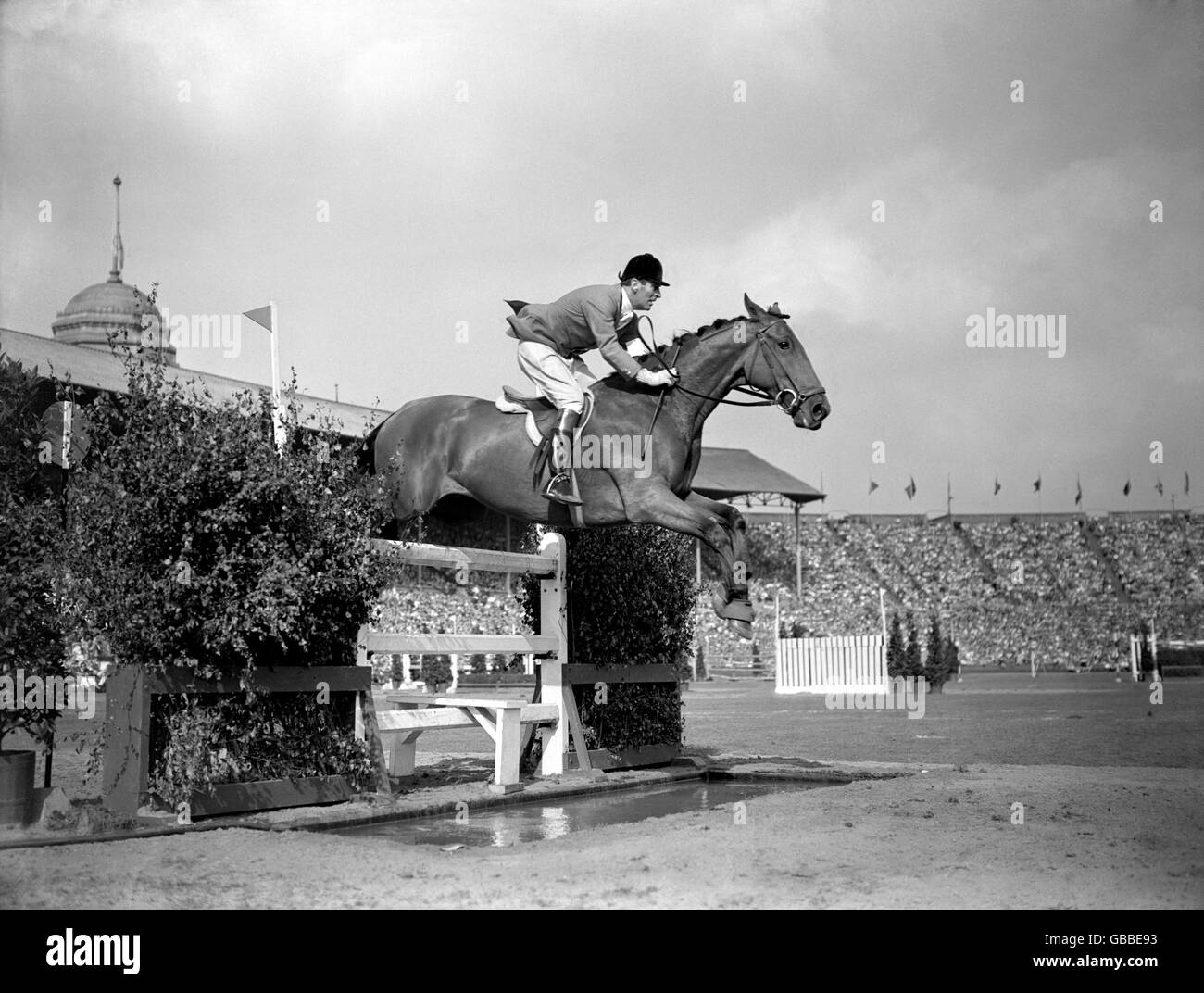 Equestrian - London Olympic Games 1948 - Grand Prix (Jumping). Great Britain's Harry Llewellyn on Foxhunter Stock Photo