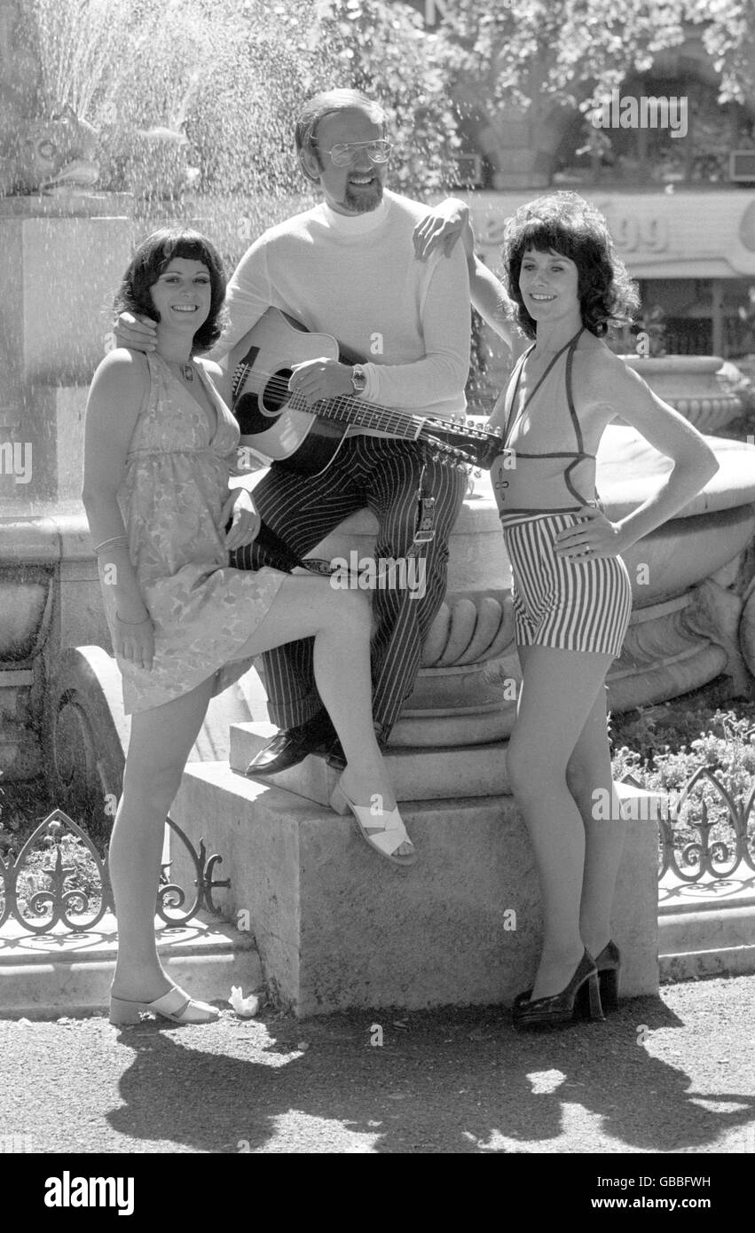 Roger Whittaker who started a 2-week stint of caberet at 'The Talk of the Town'. He was a singer with two dancers, Dale Jackley (left) and Wendy Martin. Stock Photo