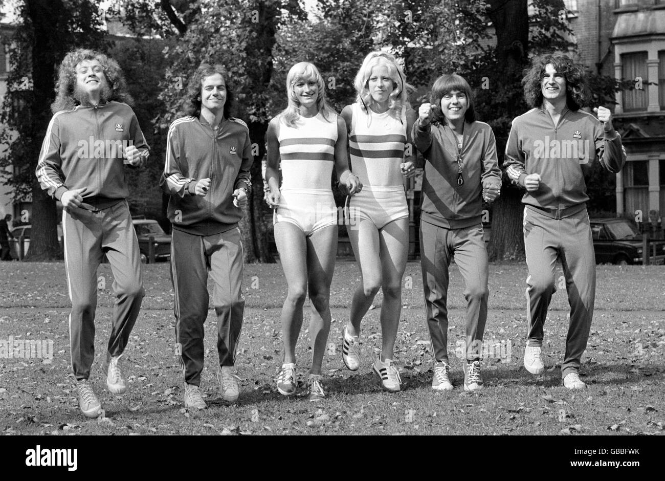 Music - Slade Tune-up with Girl Athletes - 1974 Stock Photo