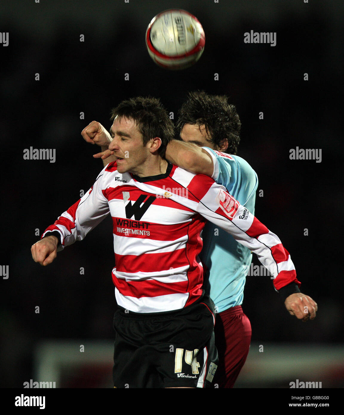 Soccer - Coca-Cola Football League Championship - Doncaster Rovers v Burnley - Keepmoat Stadium. Doncaster Rovers' Paul Heffernan and Burnley's Michael Duff during the Coca-Cola Championship match at Keepmoat Stadium, Doncaster. Stock Photo